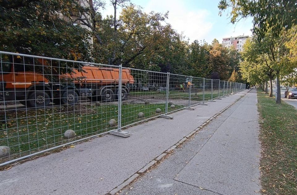 FOTO Počeli radovi u Filipa Filipovića: Zelenilo polako nestaje, prave se parking mesta, trotoari...