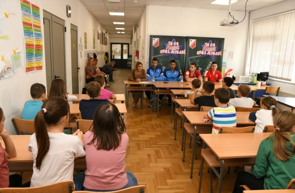 "Ti si naša prva ljubav": Fudbaleri i rukometaši Vojvodine na druženju sa školarcima