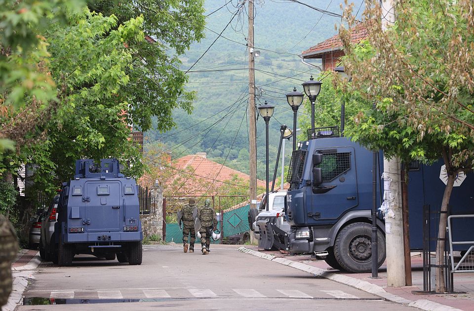 Eksplozije u blizini policijskih stanica u Zvečanu i Severnoj Mitrovici, kolone kamiona na prelazima