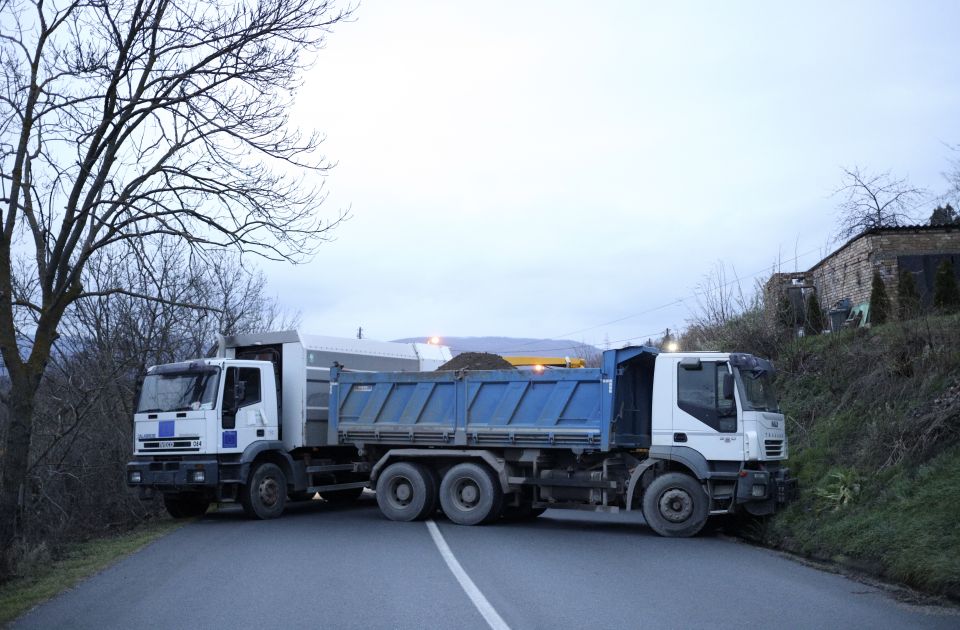 Sever Kosova i Metohije i dalje blokiran, za sada mirno na barikadama