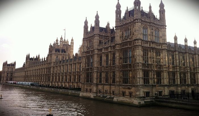 Izbori u Velikoj Britaniji odloženi zbog epidemije