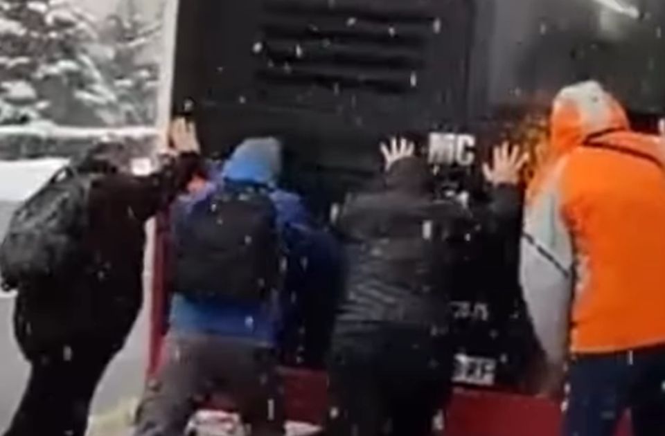 VIDEO: U Beogradu putnici gurali gradski autobus zaglavljen u snegu