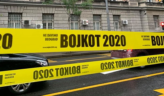 Aktivisti "Ne davimo Beograd" oblepili stubove ispred RIK-a trakom "Bojkot 2020"