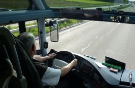 Zbog malih penzija i manjka vozača - za volanom autobusa i stariji od 70 godina