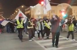 VIDEO Muškarac potegao nož na demonstrante u Inđiji: Policija ga sprečila