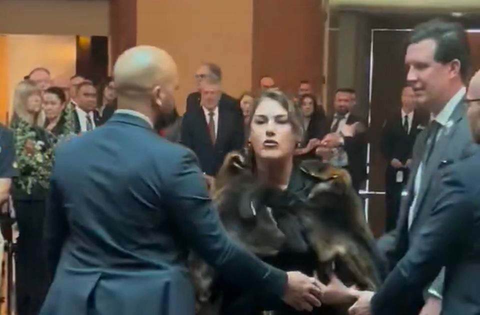 VIDEO: Senatorka iz Australije vikala na Čarlsa "Ti nisi moj kralj"