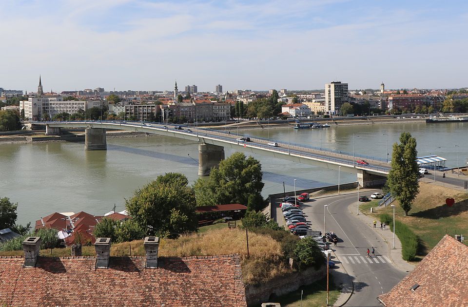 Pažnja, pažnja: Menja se saobraćaj na Varadinskom mostu zbog obeleževanja oslobođenja Novog Sada 