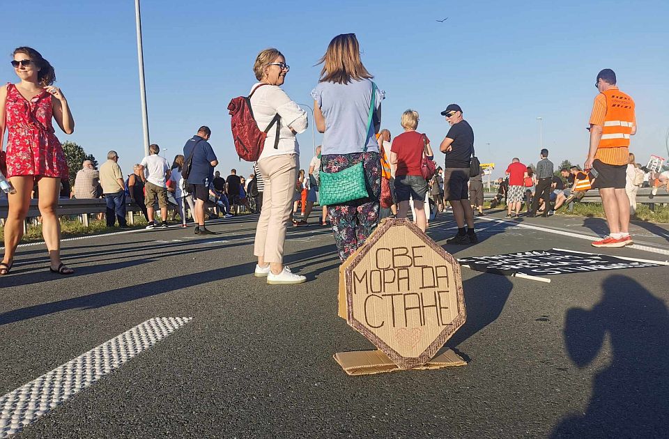 FOTO, VIDEO "Srbija protiv nasilja": Završena blokada auto-puta kod Novog Sada