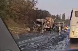 VIDEO Sudarili se i zapalili kamioni na Ibarskoj magistrali: Jedan vozač stradao, drugi povređen