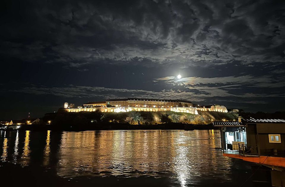 FOTO: Večeras je supermesec, pogledajte kakav je nad Novim Sadom