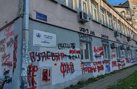 FOTO: Navijački grafiti prekrili Dom zdravlja u Rumenačkoj