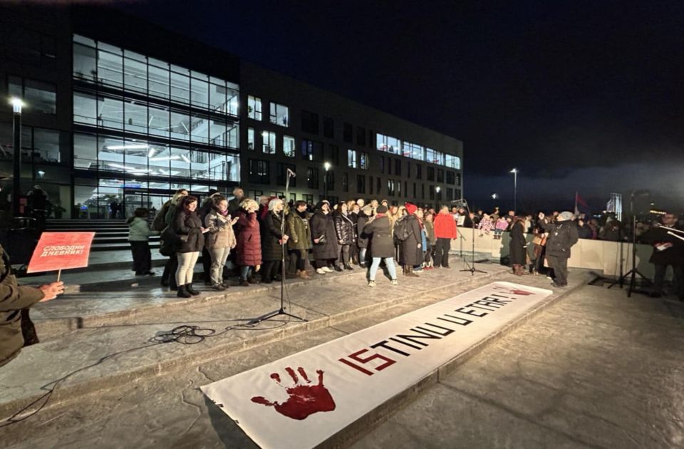 Sutra ponovo Slobodni dnevnik ispred zgrade Radio televizije Vojvodine