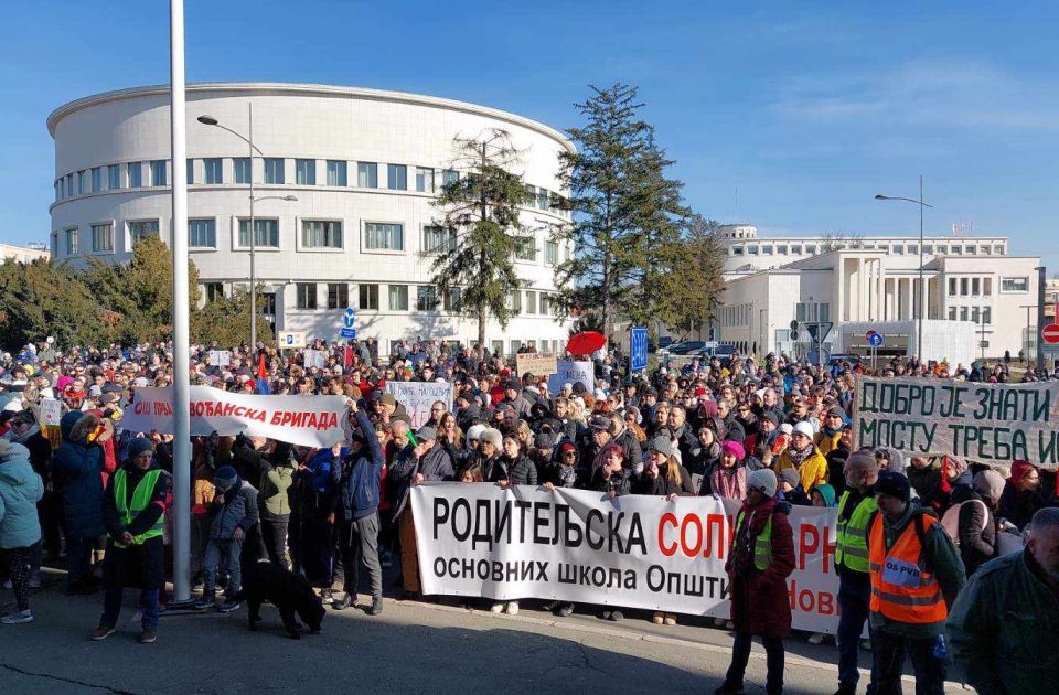 UŽIVO Šetnja "Roditeljske solidarnosti": Traži se da sve novosadske škole potpuno obustave rad