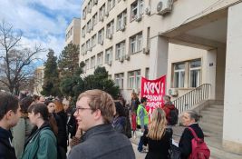 FOTO Novosađani na protestu ispred prostorija pokrajinskog ombudsmana: 