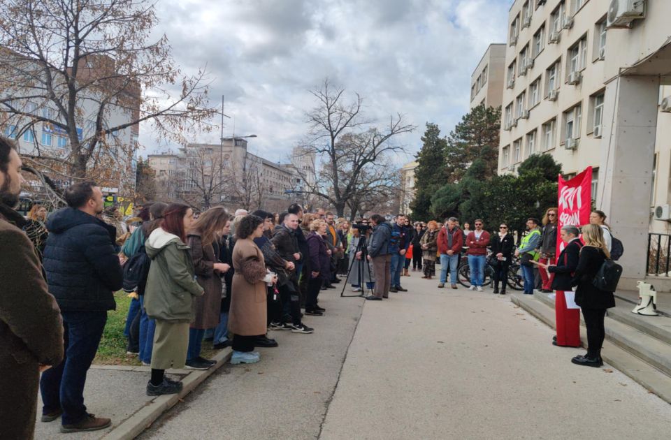 Deo sadašnjih i bivših zaposlenih Pokrajinskog ombudsmana uz studente