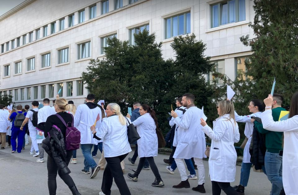 VIDEO Lekari i studenti Medicinskog predali zahteve: Struka da stane uz mlade