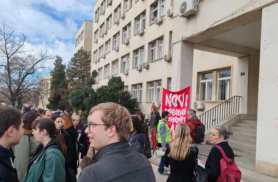 FOTO Novosađani na protestu ispred prostorija pokrajinskog ombudsmana: "Nije adekvatno reagovao"