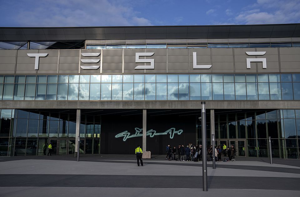 Zapaljena trafostanica fabrike "Tesla" u Berlinu: Pogon bez struje, gubici skoro milijardu evra