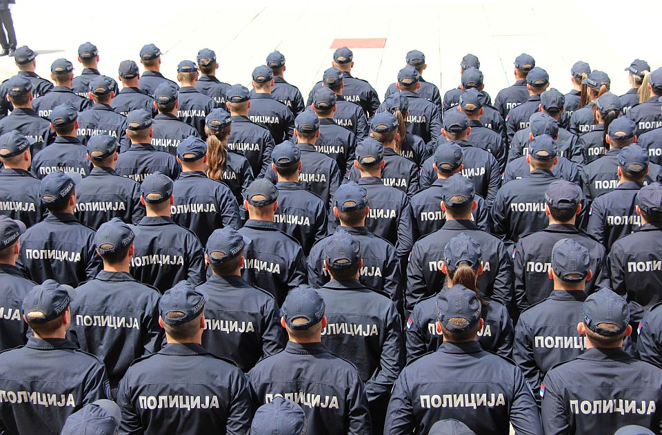 Budući policajci vežbaju gađanje iz vatrenog oružja na Fruškoj gori