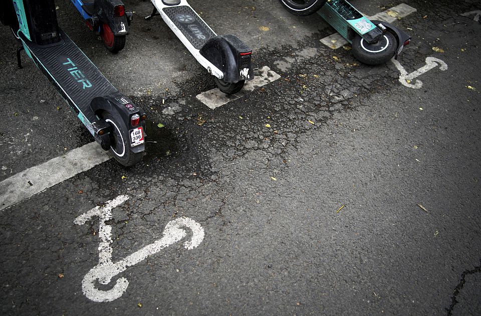 Pariz ove nedelje potpuno zabranjuje iznajmljene električne trotinete