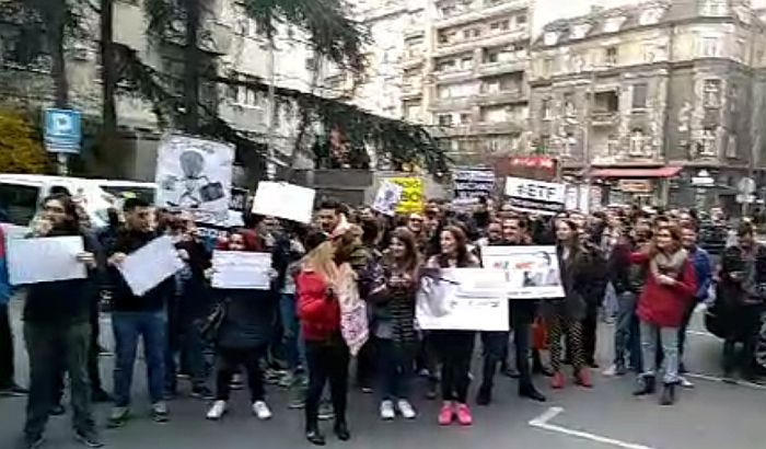 VIDEO: Protest studenata "Mislim, dakle hapsi me" do RTS, 6. aprila veliki skup