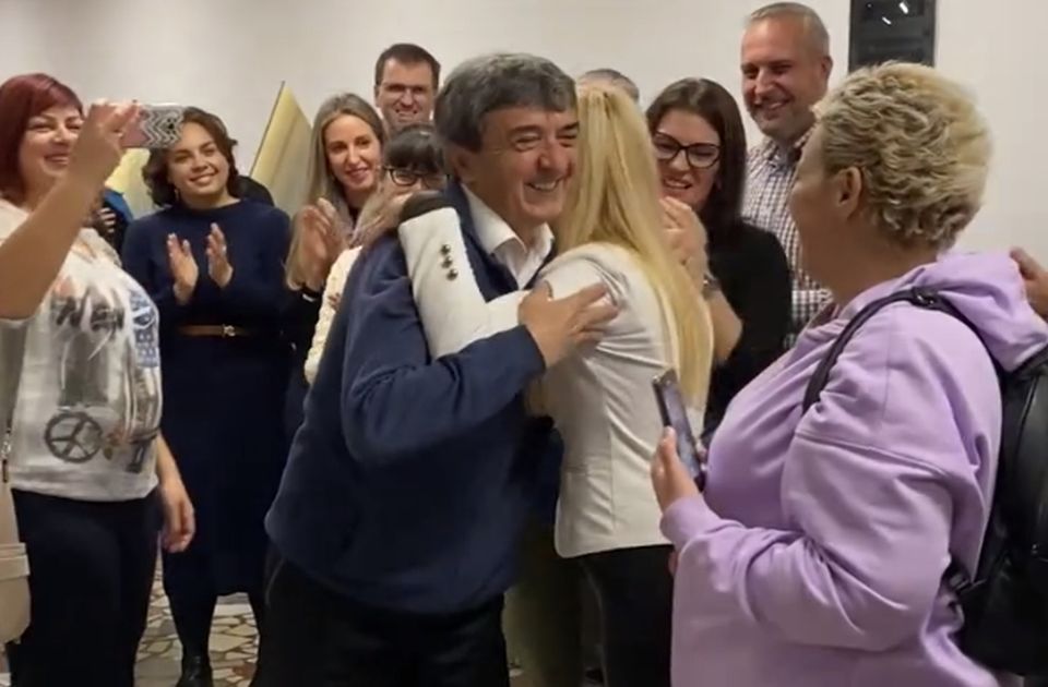 VIDEO: Novosadskog učitelja deset generacija ispratilo u penziju, pogledajte dirljiv trenutak