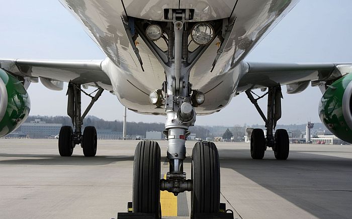 Avionu prilikom sletanja otpali točkovi