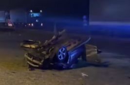 FOTO, VIDEO: Sudar automobila i kamiona na putu Ruma - Irig, vozilo prepolovljeno završilo na njivi