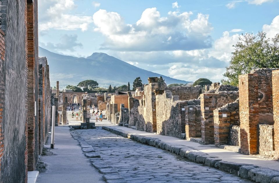 "Još jedan varvarski i idiotski gest vandalizma": Turista pokušao da ureže svoje ime u Pompeji