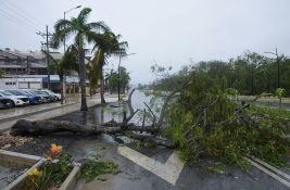 Uragan Beril stigao do Meksika, čupao drveće i izazvao nestanke struje
