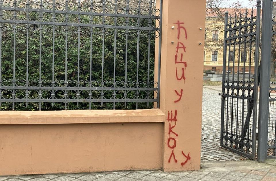 Novosađani se sprdaju sa nepismenim autorom grafita: Traže Ćacija da ga vrate u školu