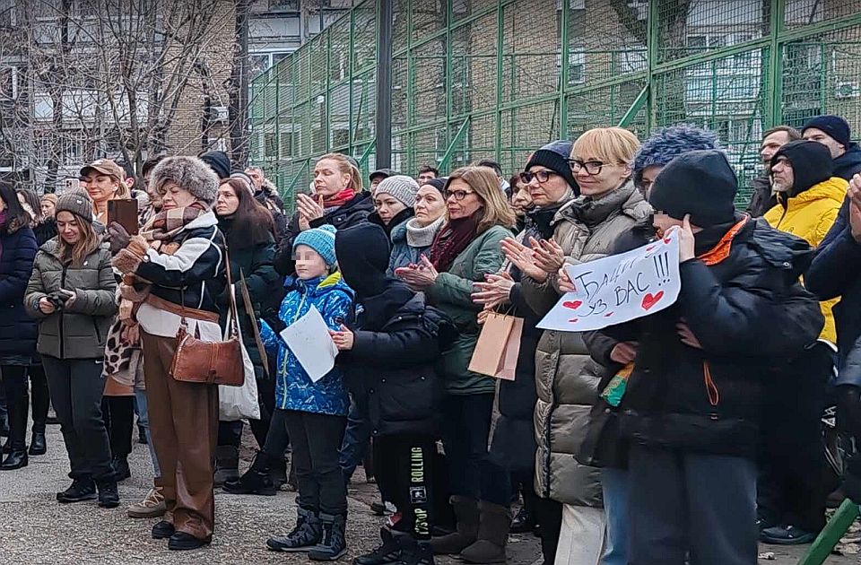 UŽIVO Roditelji ispred škola u Novom Sadu i ovog jutra: 