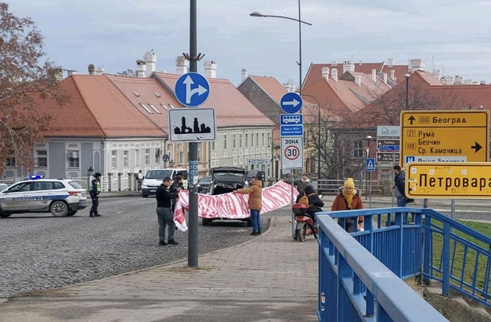 Transparent "Vojvodina republika" u Novom Sadu - šta radi komunalac?