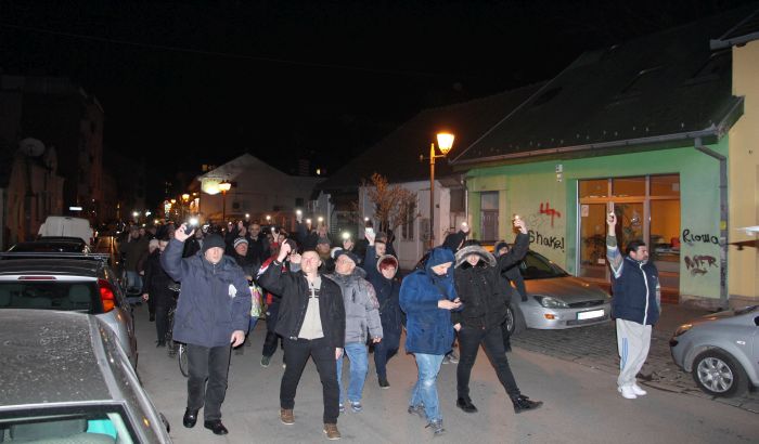 FOTO: Podrška otpuštenim žandarmima na večerašnjem protestu