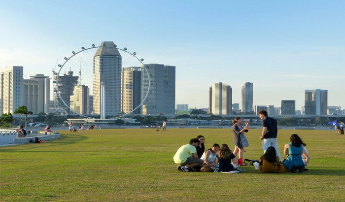 Pas robot opominje ljude u Singapuru da drže distancu