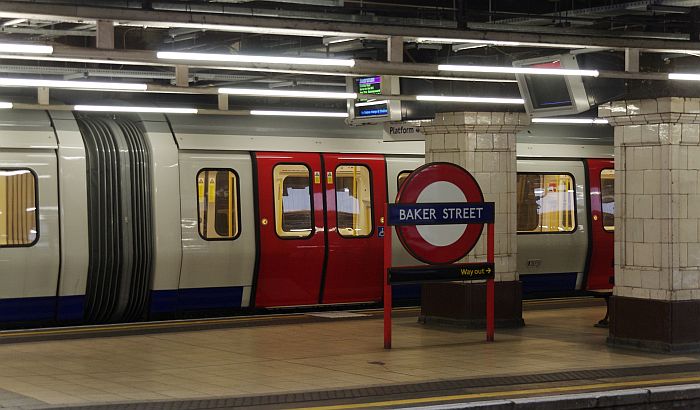 Majka i dete preživeli pad na šine u londonskom metrou