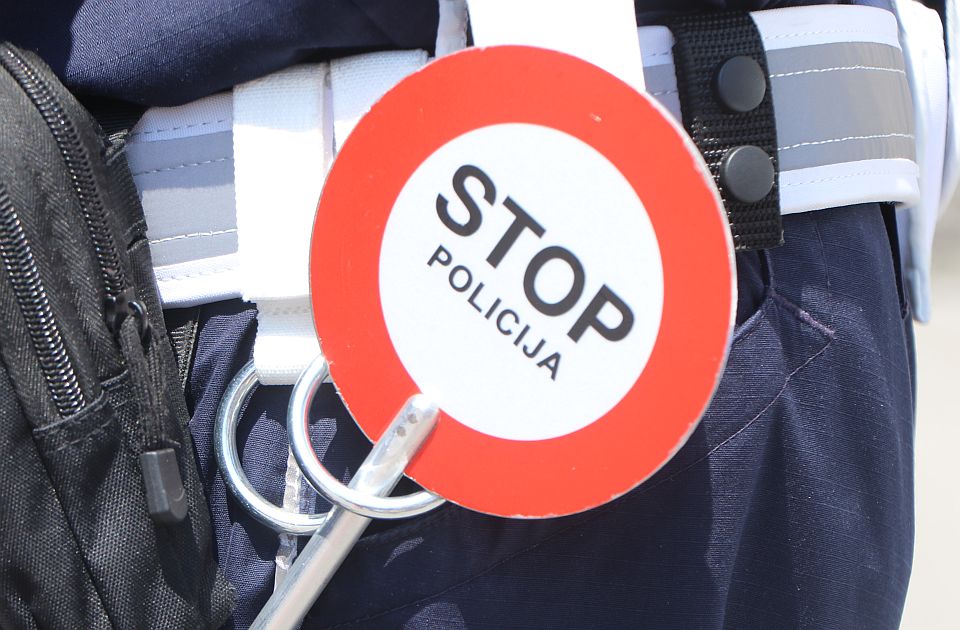 Zadnjim točkom vozila pregazio stopalo policajca koji ga je kontrolisao, pa pobegao