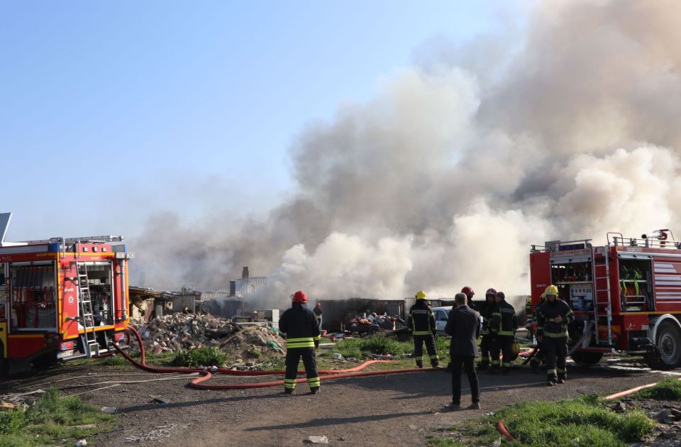 Pola godine posle požara: Nabavljaju se kontejneri za stanovnike u naselju Bangladeš