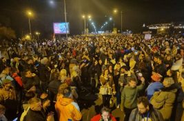 UŽIVO VIDEO: Veliki broj građana kod Varadinskog mosta, studenti pozdravljeni u Petrovaradinu