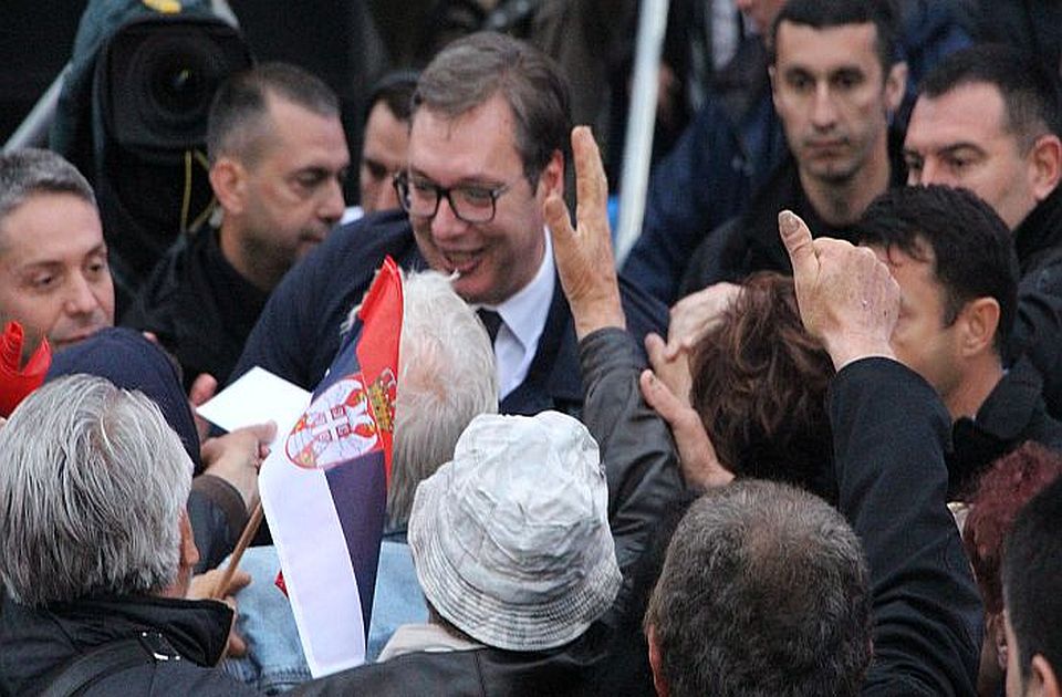 VIDEO: Penzioner sa invaliditetom pokušao da vodi dijalog s Vučićem