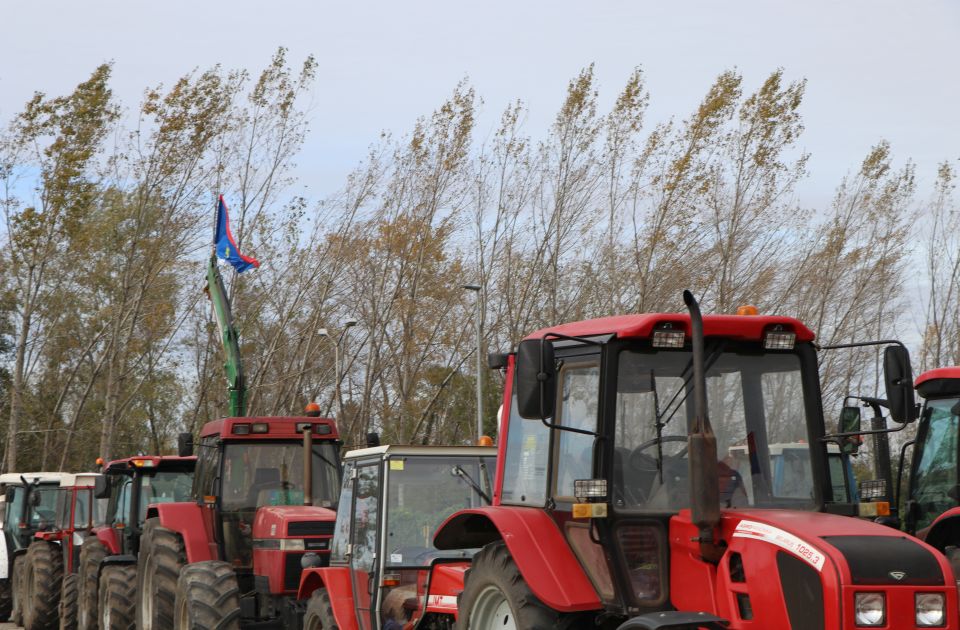 Poljoprivrednici u Rači blokirali opštinu, proveli noć u traktorima 