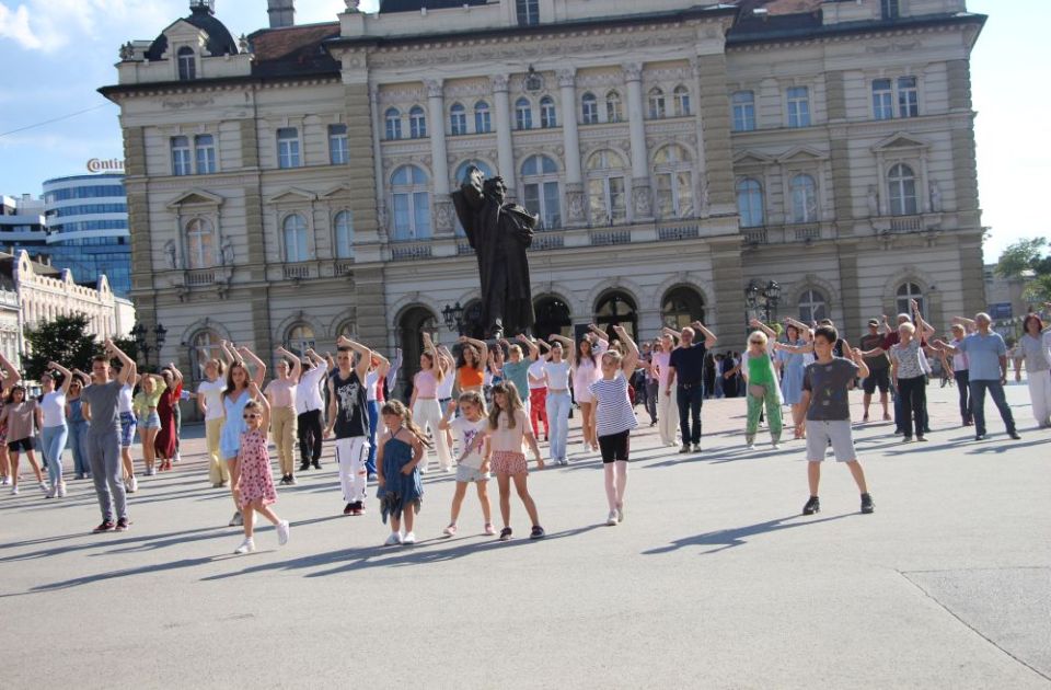 FOTO, VIDEO Novosađani zaplesali u ritmu sirtakija: Obeležen početak 