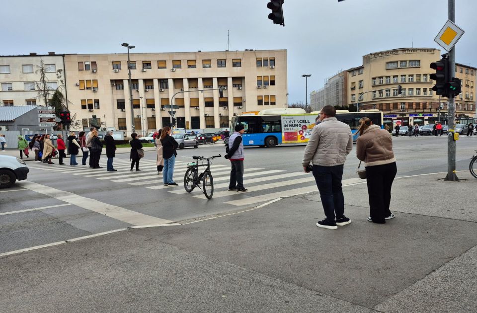 FOTO, VIDEO: Novi Sad ponovo zastao na 15 minuta