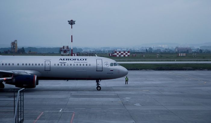 Pretres u avionu ruske kompanije na aerodromu Hitrou