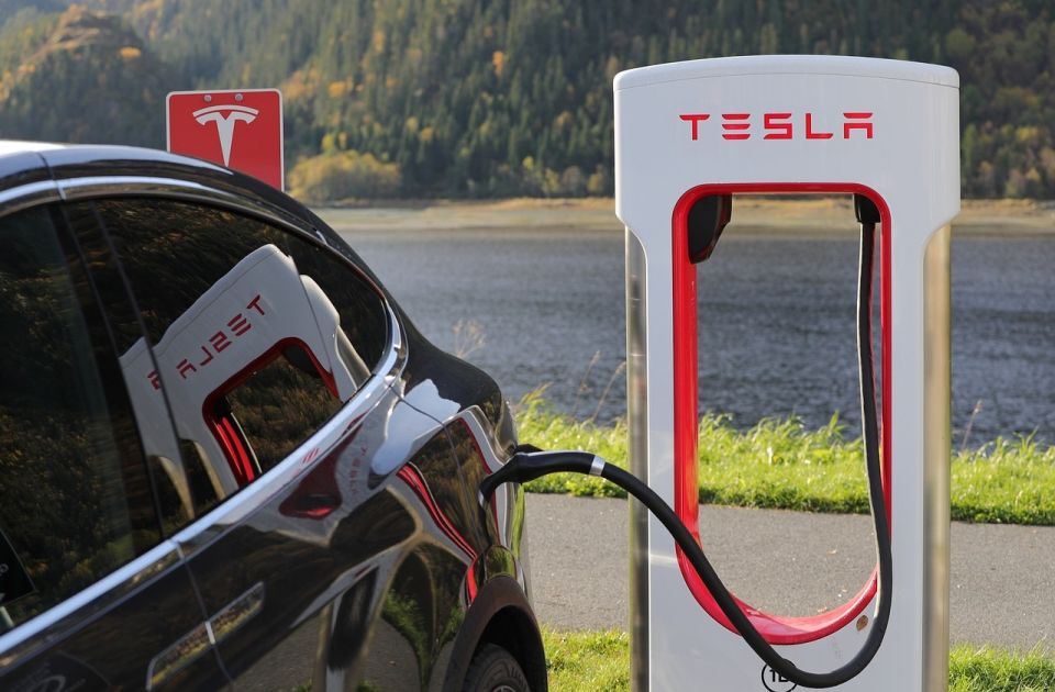 Vozači stavljali mokre peškire na punjače za e-vozila; Tesla im poručio: Nemojte to raditi