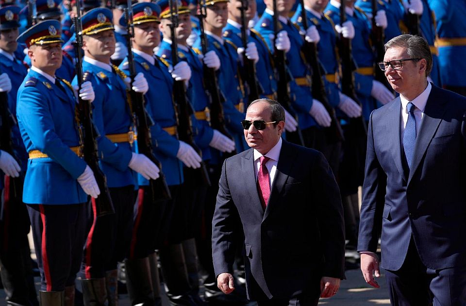 FOTO, VIDEO: Vučić dočekao predsednika Egipta uz plotune i državne počasti, u delegaciji 120 ljudi