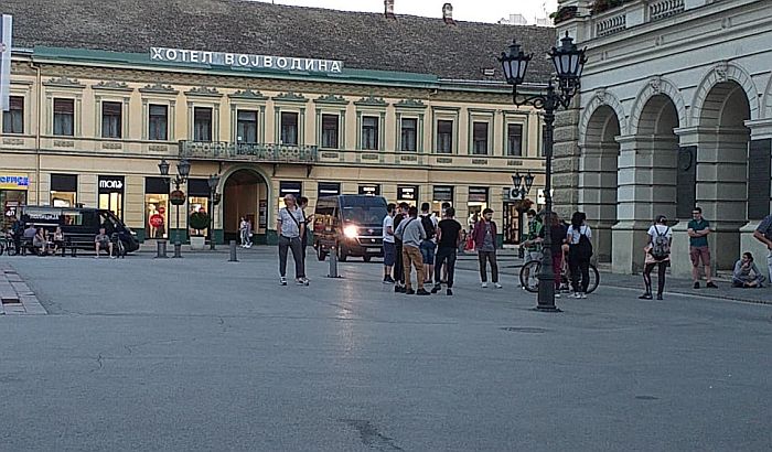 Novi Sad: Protesta nema, u centru mala grupa mladih, policija otišla