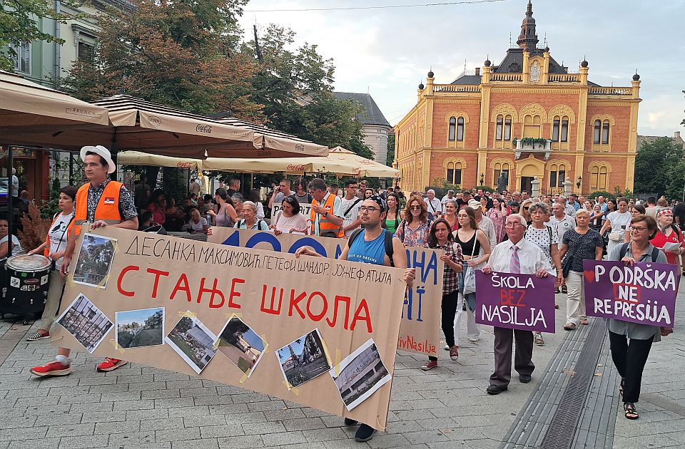 FOTO, VIDEO: Novosađani na protestu pitali vlast da li da deci za školu kupuju pancire ili knjige