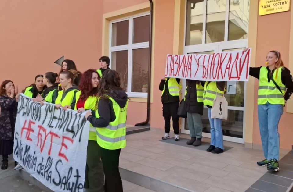 Maturanti blokirali Lazinu gimnaziju nakon što je najavljeno da danas kreće redovna nastava