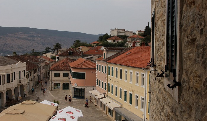 Građanin Herceg Novog pao sa zida visokog četiri metra tokom protesta